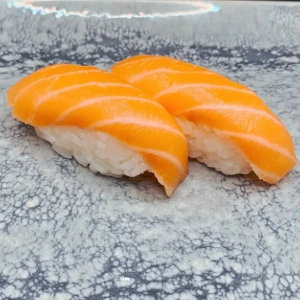 Nigiri de salmón