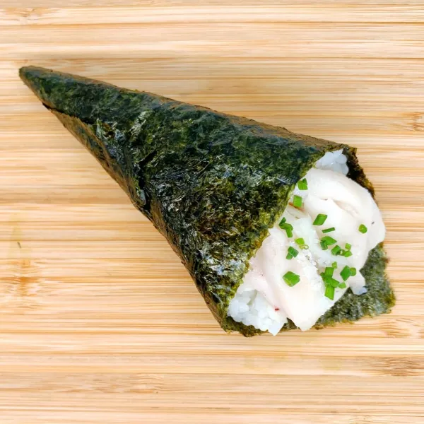 Temaki de pez mantequilla con cebollino